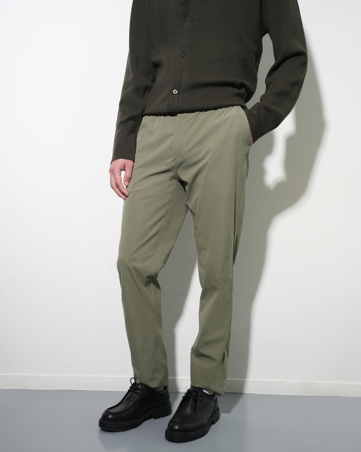 Light-weight pants olive